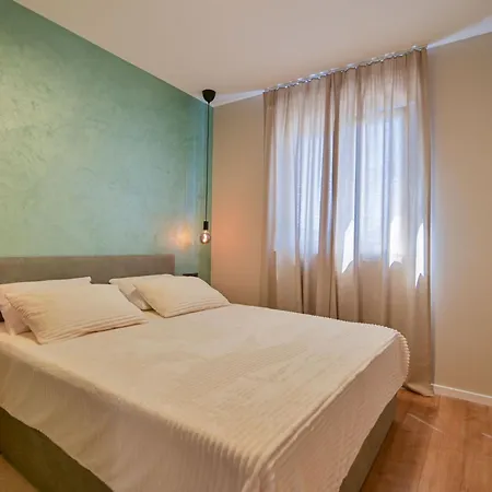 Noir Design-wohnung By Interhome Trogir