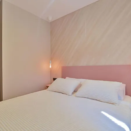 Noir Design-wohnung By Interhome Apartament