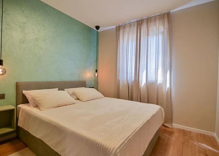 Noir Design-wohnung By Interhome Trogir