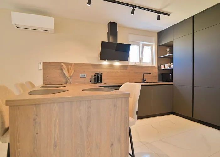 Noir Design-wohnung By Interhome Trogir