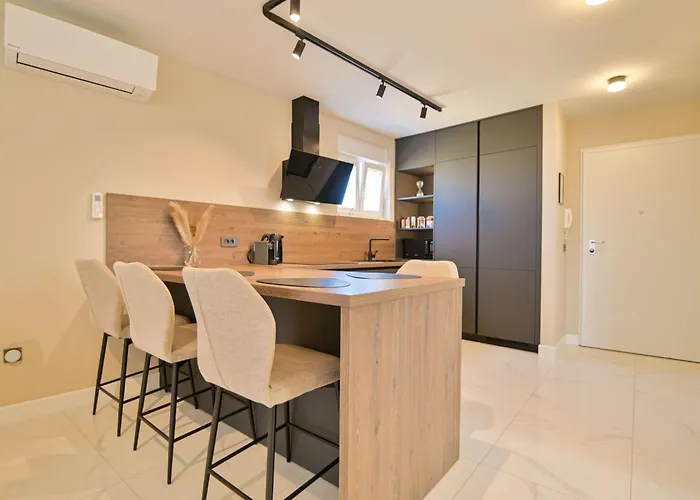 Noir Design-wohnung By Interhome Trogir