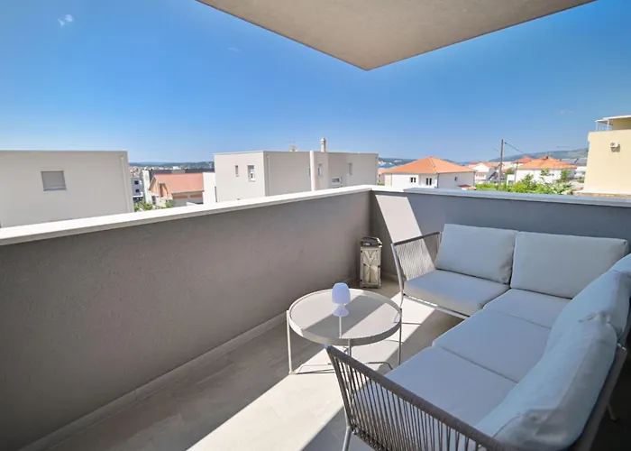 Noir Design-wohnung By Interhome *