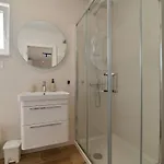 Noir Design-wohnung By Interhome Apartman
