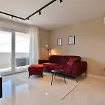 Noir Design-wohnung By Interhome *
