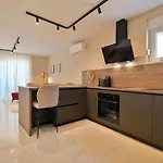 Noir Design-wohnung By Interhome *