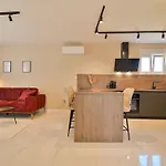 Noir Design-wohnung By Interhome Apartman *