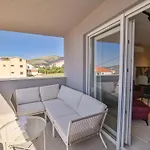 Noir Design-wohnung By Interhome * Trogir