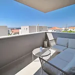 Noir Design-wohnung By Interhome *