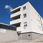 Noir Design-wohnung By Interhome Apartman Trogir