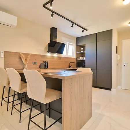 Noir Design-wohnung By Interhome Trogir