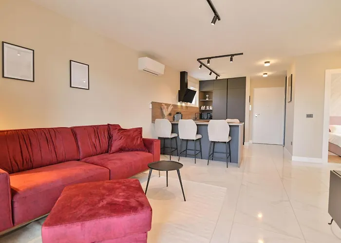 Noir Design-wohnung By Interhome Trogir