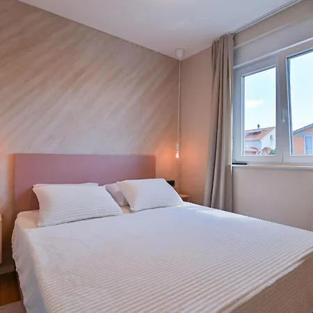 Noir Design-wohnung By Interhome Trogir