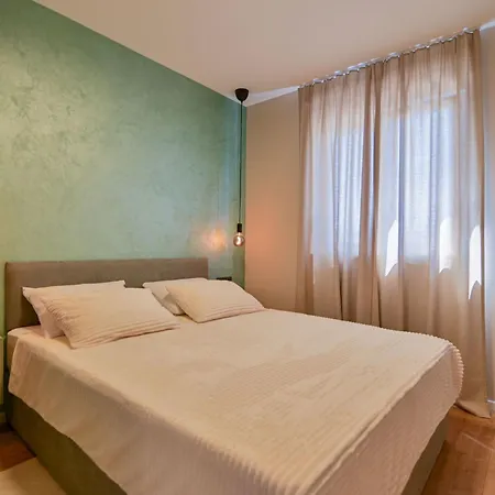 Noir Design-wohnung By Interhome *